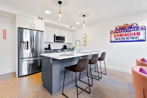 Theatre Retreat 2 Bedroom Loft - 1 Blk from Theatres