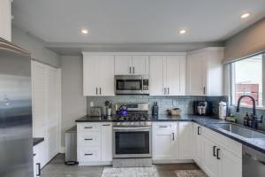 Mission Beach Escape Near Ocean and Bay with Private Balcony BBQ and Garage Parking