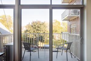 East Side Luxury 1BR Apt - Near Brady and Fiserv with Balcony