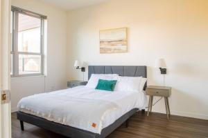 Flexhome East Side 1BR EC1 - Brady Fiserv Balcony