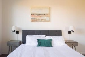 Flexhome East Side 1BR EC1 - Brady Fiserv Balcony