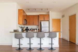 Flexhome East Side 2BR CG2 - Near Lakefront with Gym and Balcony