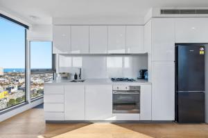 Stylish, Views, Heated Pool, Gym