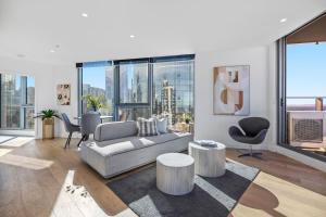 Stylish, Views, Heated Pool, Gym