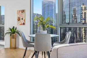 Stylish, Views, Heated Pool, Gym