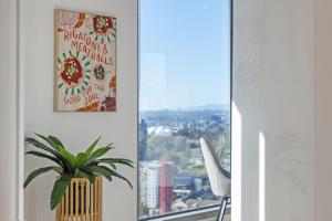 Stylish, Views, Heated Pool, Gym