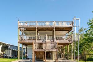 Central 2BR 2BA Easy Beach Access Sleeps 10