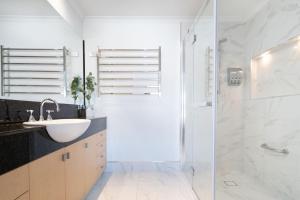 Luxury Waterfront Stay