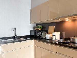 Roomy Modern 2BR - Ultra Fast WiFi - BTS Phrom Phong