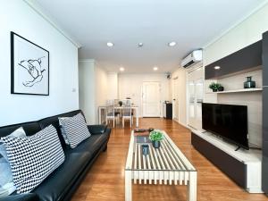 Upscale Expansive 2BR - Ultra Fast Wifi - Phrom Phong