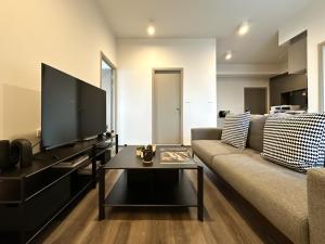 Expansive Stylish 2BR - Ultra Fast Wifi - Asoke