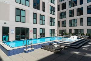 OTR King Bed Free Parking Gym Top Floor Club Room