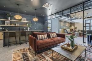 LUX Studio King Bed Free Parking Gym New