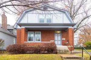 3BR Dogtown Bungalow Office and Bar - Benton