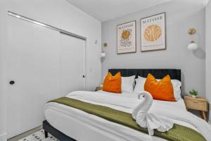 OTR King Bed Free On Site Parking Gym Pool Club Room