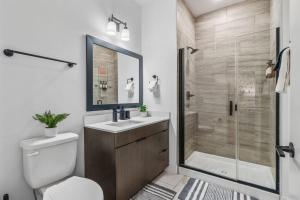 OTR King Bed Free On Site Parking Gym Pool Club Room