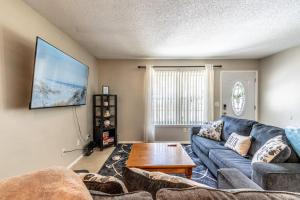 Spacious 3 BR Near NAS Jax l BBQ WiFi DirecTV - 3hvězdičkové hotely ve městě Orange Park