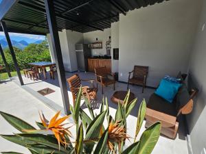 Alto Itaipava, 3 suítes AC, piscina aquecida