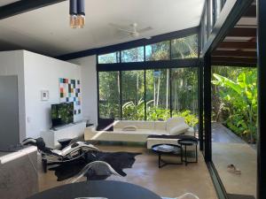 Tropical Modernist Retreat