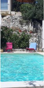 Maison provençale Piscine calme et soleil Très proche dun arrêt de bus