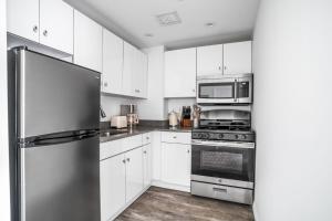 Chic Midtown 2Bedroom Cozy & Modern Retreat in Hells Kitchen