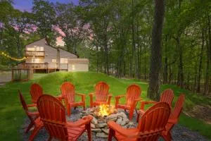 Secluded Cabin, Jacuzzi, Pool Table, King Bed & Fire Pit - Newton