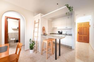 Las Olas - Coastal Escape with Charm & Comfort