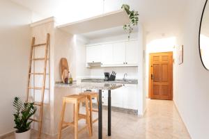 Las Olas - Coastal Escape with Charm & Comfort