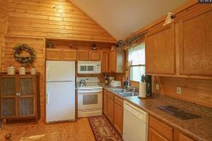 Cozy 2BR Cabin with Fire Pit & Whirlpool Tub, Screened Porch & so much more!