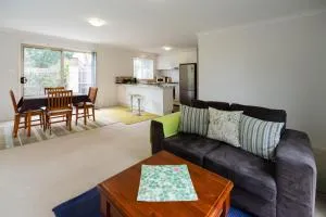Entire 2BR sunny house @Franklin, Canberra - Bywong