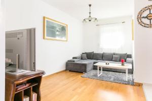 Apartments with parking space Trogir - 23910