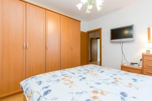 Apartments with parking space Trogir - 23910