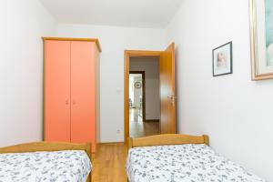 Apartments with parking space Trogir - 23910