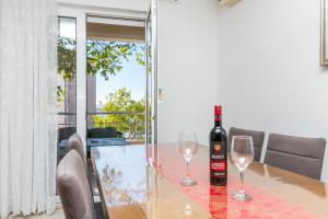 Apartments with parking space Trogir - 23910