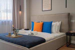 Playful & Trendy 2BR on Regina Elisabeta, Steps to Cismigiu Gardens - Bathtub & Boulevard Views