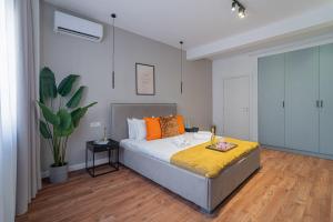 Playful & Trendy 2BR on Regina Elisabeta, Steps to Cismigiu Gardens - Bathtub & Boulevard Views