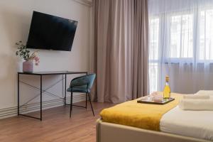 Playful & Trendy 2BR on Regina Elisabeta, Steps to Cismigiu Gardens - Bathtub & Boulevard Views