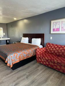 King Room with Sofa Bed room in Fireside Inn By The Beach Boardwalk & Bowling