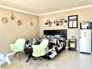 Bachelor Flat B - Goodwood