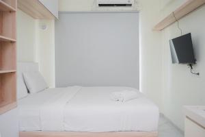 Cozy Stay and Simply Studio at Sky House BSD Apartment By Travelio