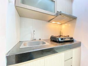 Comfy 1BR at Gateway Pasteur Apartment By Travelio
