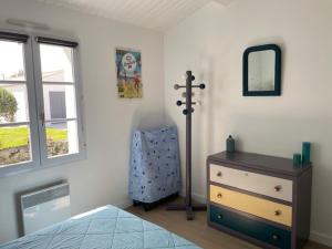 Maisons de vacances Maison Confortable Noirmoutier pour 6 Pers, Jardin Cloture - FR-1-823-11 : photos des chambres