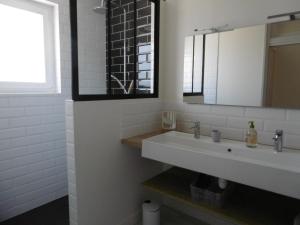 Maison confortable, proche plage et commerces, 3 chambres, parking - FR-1-823-15