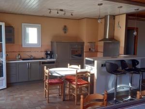 Maisons de vacances Maison spacieuse a 80m de la plage, animaux admis, WiFi gratuit - FR-1-823-19 : photos des chambres
