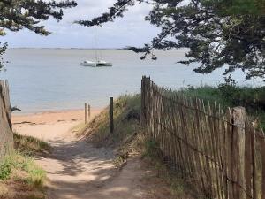 Maison mitoyenne confortable, proche plage et forêt - FR-1-823-35