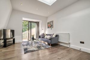 Bright & Glamorous Apartment 1BR 1BA Private Balcony