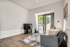 Bright & Glamorous Apartment 1BR 1BA Private Balcony