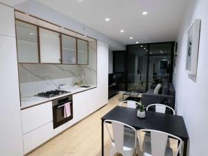 Bright & Modern 2BR Apt on Iconic Chapel Street