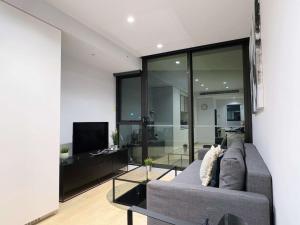 Bright & Modern 2BR Apt on Iconic Chapel Street