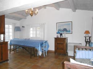 Maisons de vacances Maison spacieuse pres de la plage pour 12 pers a Barbatre - FR-1-823-94 : photos des chambres